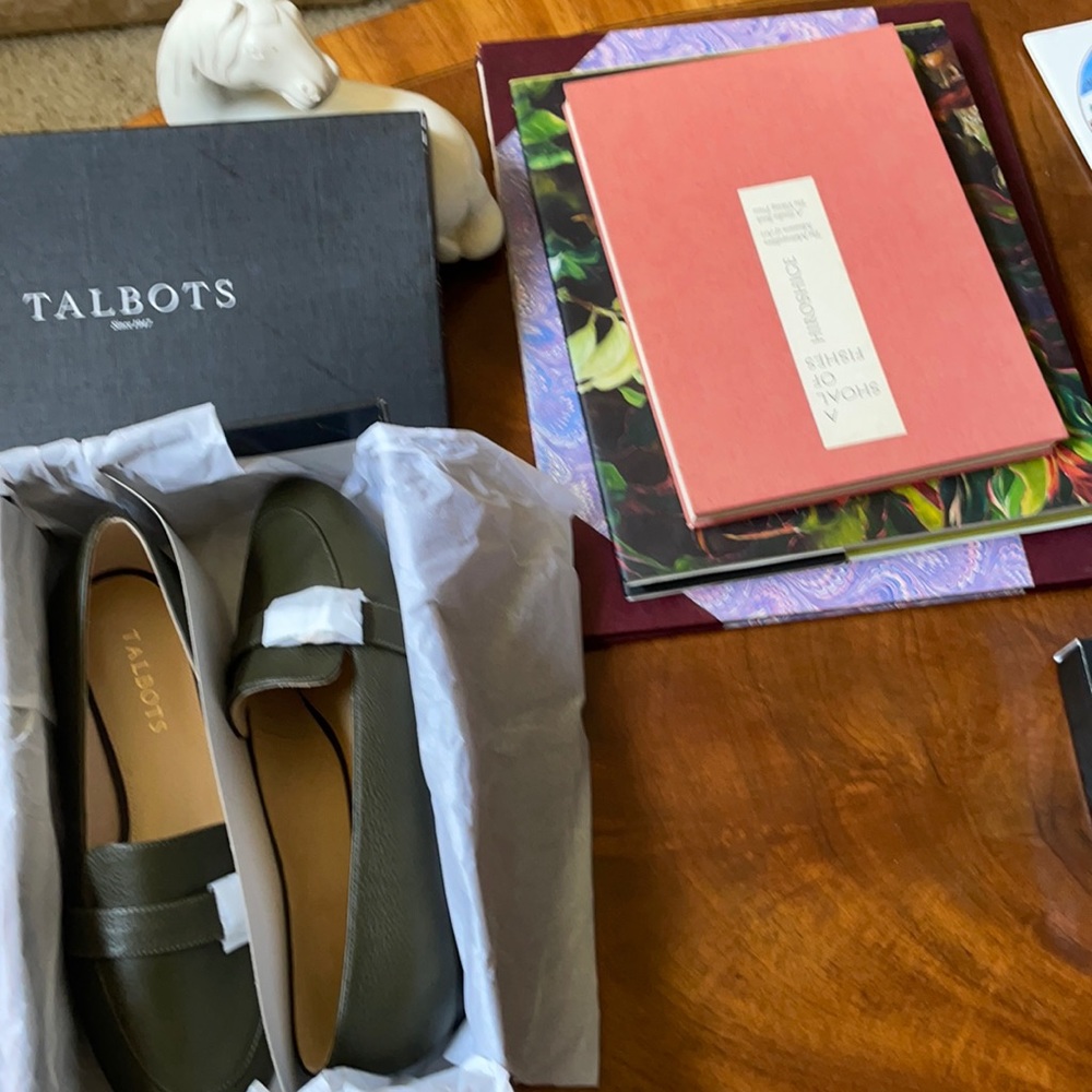 Women’s Olive green suede flats.